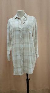 Lingerie de nuit Chemise de nuit à carreaux larges beige et blanc poche brodée week-end mode Mes petits secrets Pontchâteau