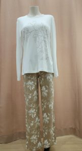 Lingerie de nuit Pyjama haut blanc et fleurs délicates beiges et pantalon beige à fleurs délicates blanches Boutique lingerie Pontchâteau