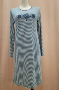 Lingerie de nuit Chemise de nuit manches longues rayures blanches et bleues horizontales broderies bleues marines fleurs poitrine Mes petits secrets Pontchateau boutique de lingerie